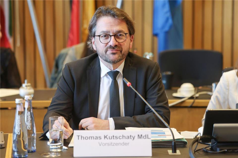 Der Vorsitzende des Untersuchungsausschusses zum Solinger Terroranschlag im Düsseldorfer Landtag, Ex-Landesjustizminister Thomas Kutschaty, befragt Zeugen.Oliver Berg/dpa