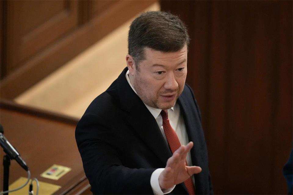 Der Vorsitzende des tschechischen Abgeordnetenhauses, Tomio Okamura, trifft zu einer Debatte im Parlament ein. (Archivbild)Petr David Josek/AP/dpa