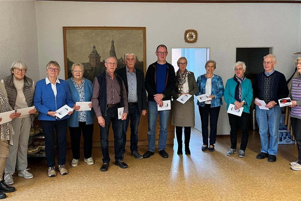 Der Vorsitzende und die Geehrten (von links): Annette van Stegen, Margret Sühling, Hildegard Fischedick, Hedwig Föcking, Josef Büsken, Vorsitzender Hans Brune, Henry Tünte, Gisela Sebastian, Josefine Nießing, Marlies und Clemens Terhart und Hedwig Marpert.