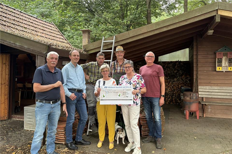 Der Vorsitzendr des Heimatvereins, Hans Brune, Pastor Dr. Fabian Tilling, die Mitglieder des Heimatvereins Jupp Speikamp, Heinrich Grömping und Manfred Epping sowie Dagmar Vogt und Ruth Beering von der Kleiderbörse „Froschkönig“ (v.l.) freuen sich über die Spende.
