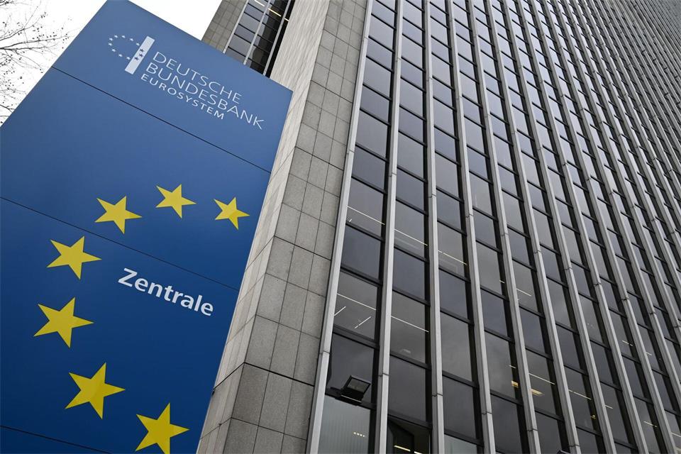 Der Vorstand der Deutschen Bundesbank mit Sitz in Frankfurt besteht aus dem Präsidenten und dem Vizepräsidenten und vier weiteren Mitgliedern. (Archivbild)Arne Dedert/dpa