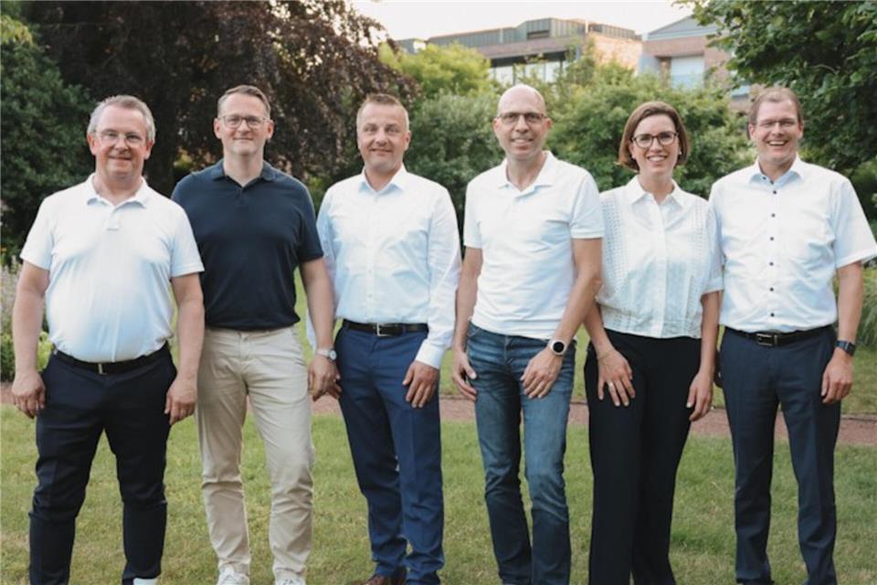 Der Vorstand der Volksbank Heiden (Thorsten Groß, links, und Andreas Voßkamp, rechts) mit dem Aufsichtsrat: Nils Mathes (wiedergewählt), Alois Willing, Kathrin Jünck, Christian Temminghoff.