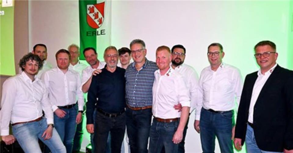 Der Vorstand des Bürgerschützenvereins Erle mit Präsiden Andreas Pass (r.) und den aktuellen Ehrenherren Peter Stöbel und Bernd Steverding.