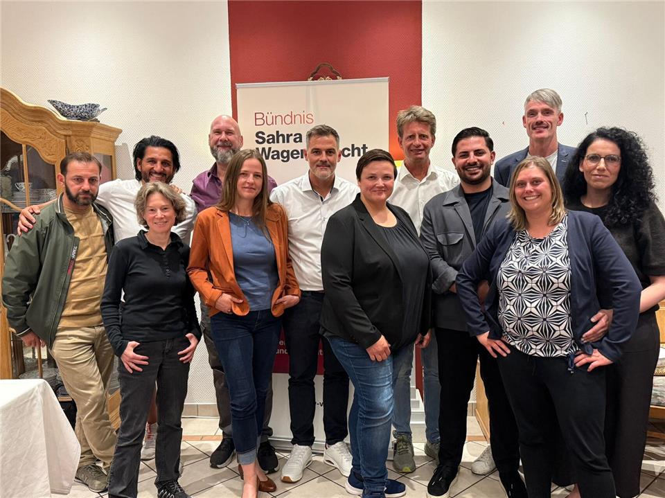 Der Vorstand des Kreisverbands des BSW (h.v.l.): Yildiray Gülle, Said Aini, Jens Busker, Frank Büning, Heinz-Peter Effing, (v.v.l.) Kirsten Balluf, Ina Kessel, Denis Kolakovic, Jennifer Konradt, Nasim Birawi, Vanessa Lewanczik, Sawsan Yasin.