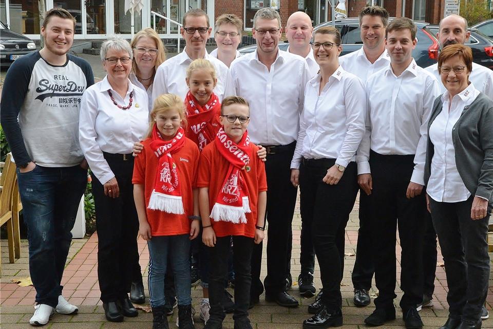 Der Vorstand des Raesfelder Rosenmontagszugs und das neue Kinderprinzenpaar freuen sich auf die neue Session.