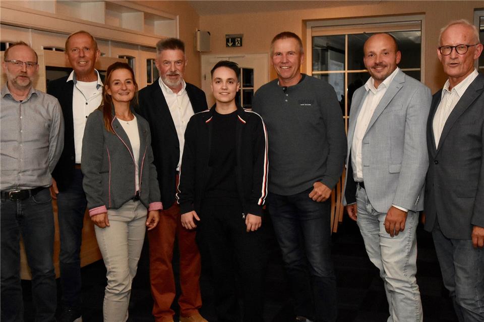 Der Vorstand des Stadtsportverbands Borken am Montagabend in der „Waldesruh“ (von links): Kassenwart Manfred Woeste, erster Beisitzer Peter Göckener, zweite Beisitzerin Silke Mohrenz, Vorsitzender Josef Nubbenholt, Jugendvertreterin Annabelle Nienhoff, Sportabzeichen-Obmann Manfred Lütjann, zweiter Vorsitzender Michael Feldhaus sowie Breitensportwart Johannes Finke.