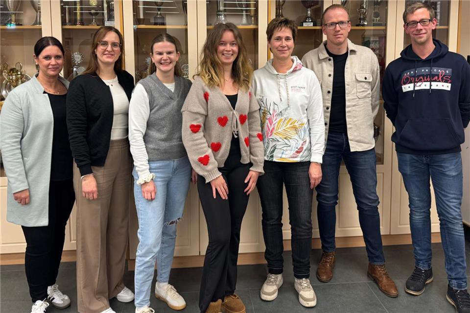 Der Vorstand stellt sich zum Foto auf: Nicole Deppe, Sandra Flasche, Theresa Ostendorf, Lara Rotthues, Claudia Selting, Holger Kerkhoff und Tobias Schäpers (von links). Auf dem Foto fehlt Simone Holtkamp.