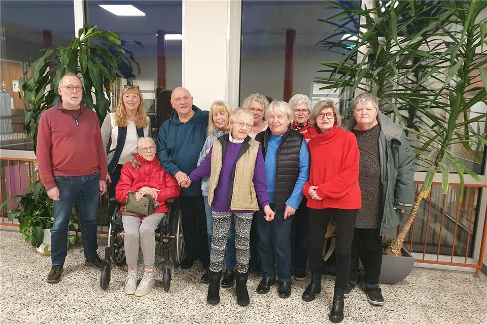 Der Vorstand stellt sich zum Foto auf (von links): Kassierer Stephan Emunds, Schriftführerin Cäcilia Rösing, Beisitzerin Gertrud Mühlhans, Vorsitzender Manfred Uhlenbruch, Beisitzerin Helga Wienkötter, 1. Kassenprüferin Edeltraud Burkart, stellvertretende Vorsitzende Birgit Sander, 2. Kassenprüferin Elisabeth Niewerth, stellv. Schriftführerin Agnes Pierick, stellvertretende Kassiererin Marita Kuckuck, Beisitzerin Monika Löcken, (auf dem Foto fehlt Beisitzerin Antje Teda Bayer)