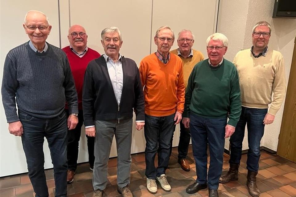 Der Vorstand und die Geehrten des Männergesangvereins (v.l.): Manfred Schumacher, Alfons Finke, Günter Huss, Josef Hellenkamp, Hermann-Josef Lorse, Josef Schulten und Albert Göken.