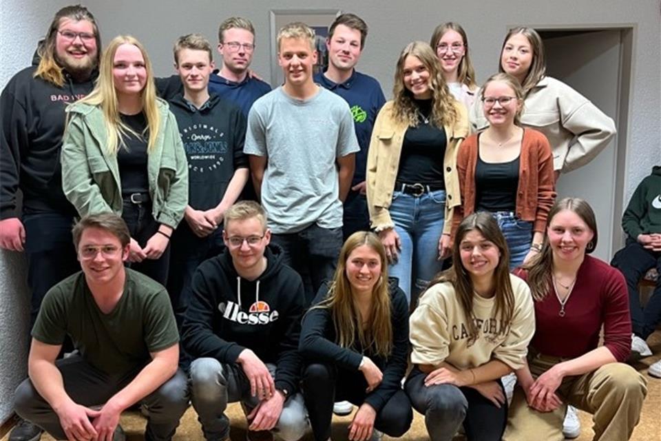 Der Vorstand (v.l. hinterste Reihe): Jonas Bleker, Jan-Peter Stenkamp, Nick Nattefort, Paula Stenkamp, Marlen Nattefort; mittlere Reihe v.l.: Thea Nießing, Frank Möllmann, Daniel Bleker, Rica Kreierhoff, Katrin Becker; vordere Reihe v.l.: Ron Höbing, Simon Höing, Lana Höbing, Finja Kreierhoff, Nicole Nienhaus. Nicht im Bild: Daniel Nienhaus, Rica Gohsen, Henrik Stenkamp und Franziska Nießing. 