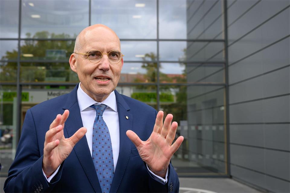 Der Vorstandschef der Medizinischen Universität Lausitz, Eckhart Nagel, erwartet in Cottbus die ersten Studentinnen und Studenten. (Archivbild) Patrick Pleul/dpa