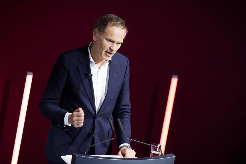 Der Vorstandsvorsitzende der Volkswagen AG und Porsche AG, Oliver Blume, sprach zur Belegschaft in Wolfsburg. (Archivbild) Moritz Frankenberg/dpa