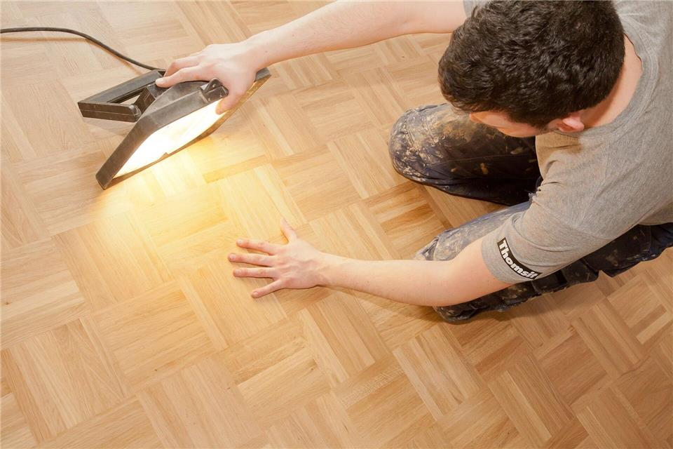 Der Vorteil eines Parkettbodens: Man kann Kratzer ausbessern oder ihn bei Bedarf komplett abschleifen.Kai Remmers/dpa-tmn