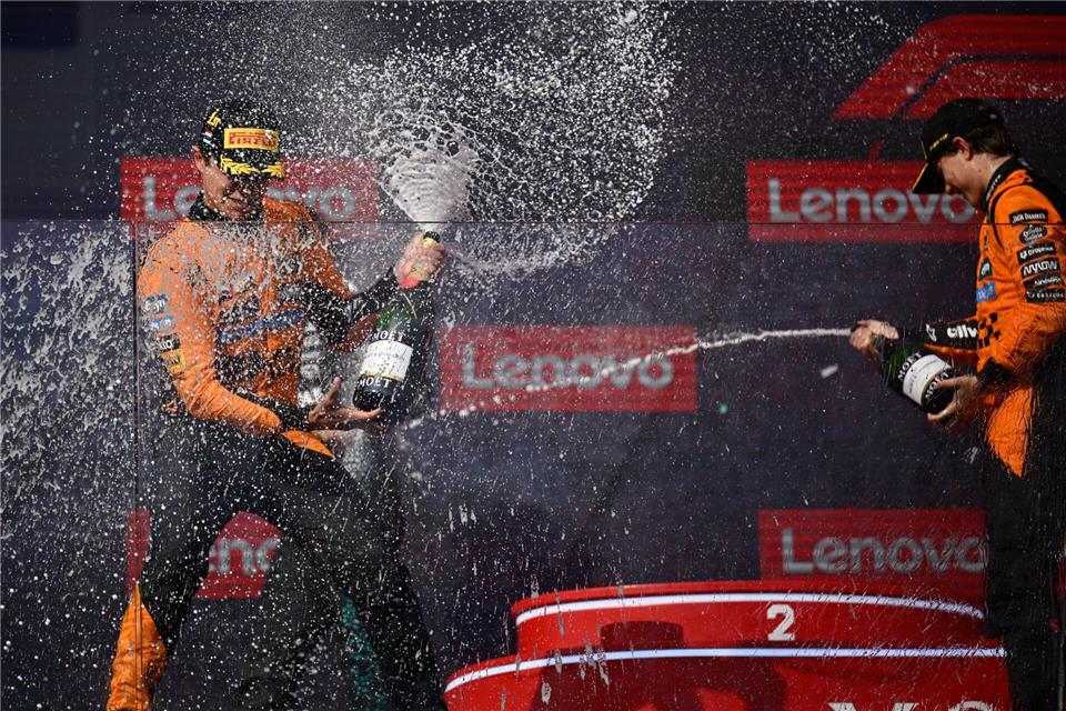 Der WM-Kampf wird zwischen Lando Norris (links) und Oscar Piastri entschieden. (Archivbild)Denes Erdos/AP/dpa