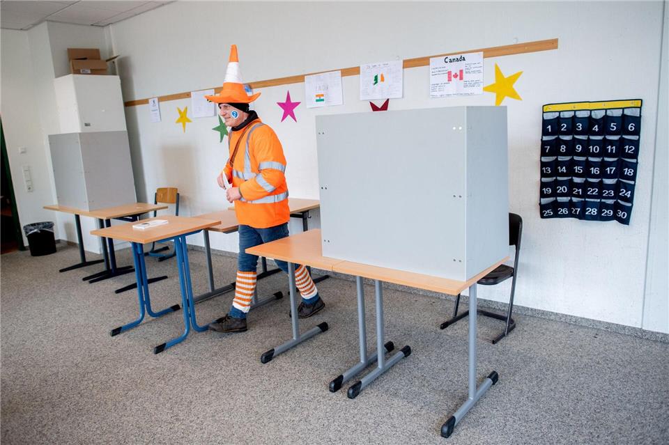 Der Wähler Henrik kostümiert sich als Verkehrshütchen.Hauke-Christian Dittrich/dpa