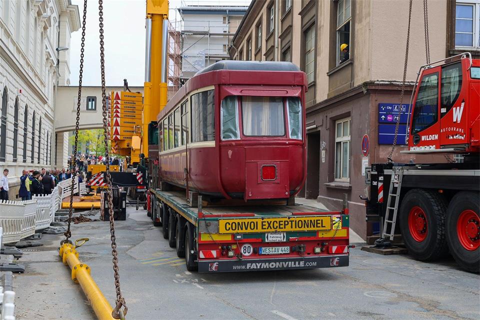 Der Wagen Nummer 76 der Baureihe 1950 kommt auf einem Tieflader am Wuppertaler Hauptbahnhof an.   Matthias Rosenkranz/dpa