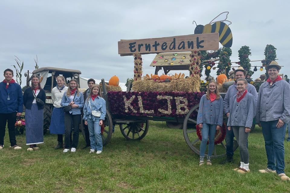 Der Wagen der Landjugend war mit 3000 Dahlien geschmückt worden. 
