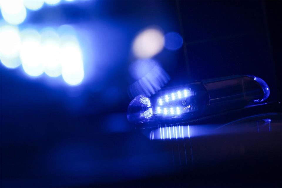 Der Wagen der Polizei sowie das andere beteiligte Fahrzeug sind abgeschleppt worden. (Symbolbild)Christian Charisius/dpa