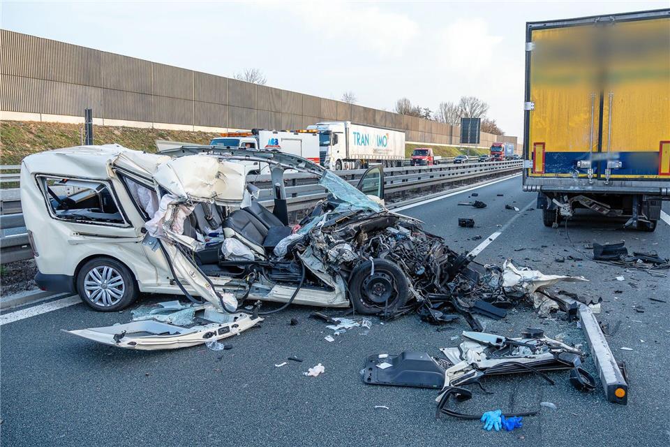 Der Wagen des 68-Jährigen wurde bei dem Unfall völlig zerstört.Ferdinand Merzbach/News5/dpa