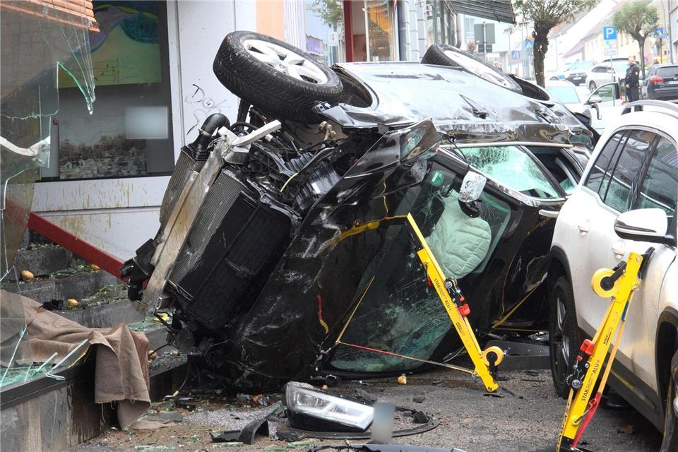Der Wagen des 83-Jährigen blieb im Eingangsbereich eines Gebäudes liegen. Thorsten Kremers/dpa