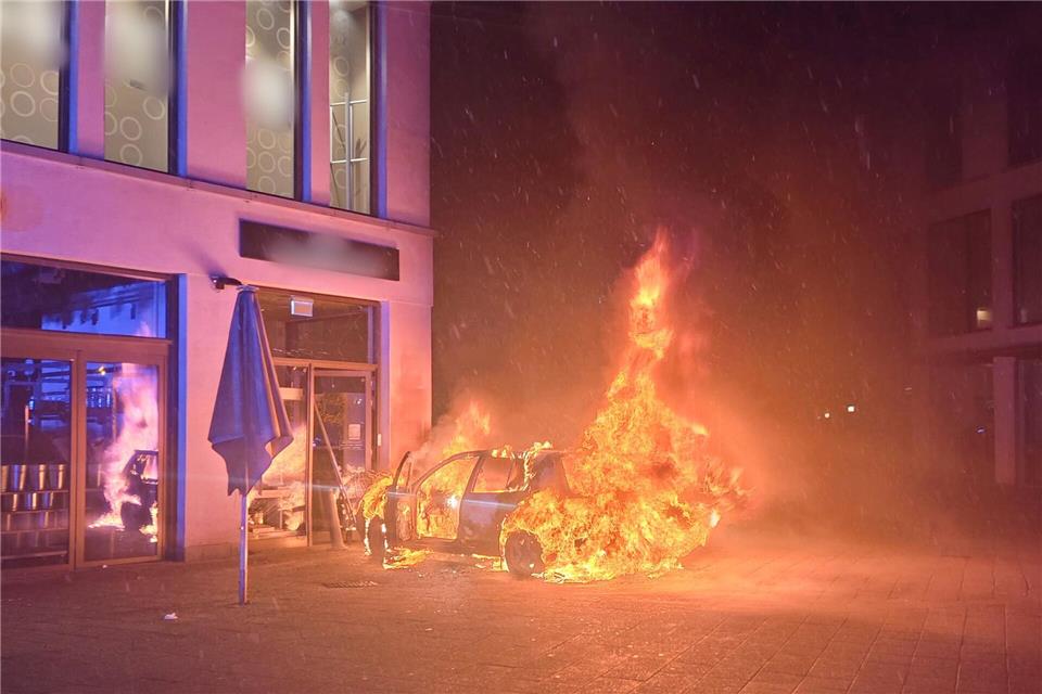 Der Wagen ging in Flammen auf.Marco Schweiger/Feuerwehr Detmold/dpa