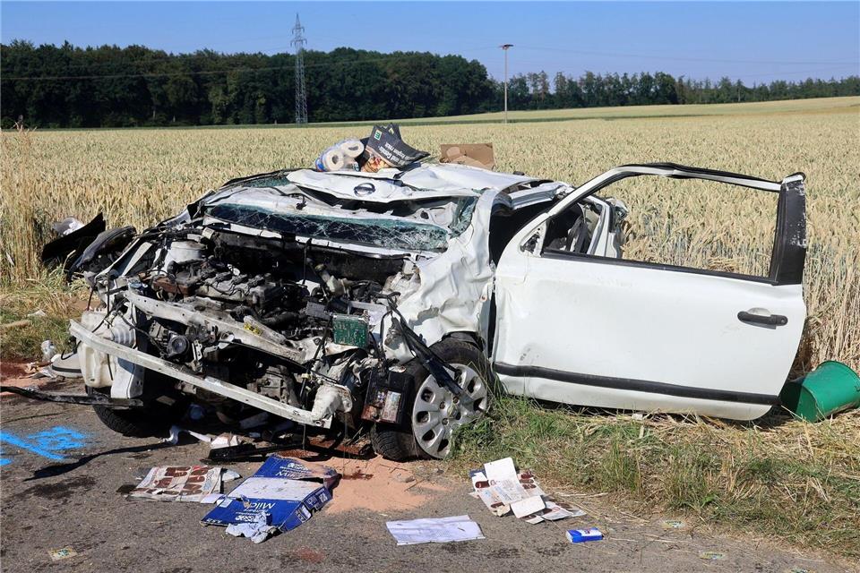 Der Wagen ist nach dem Unfall komplett zerstört.Rald Zwiebler/z-media/dpa