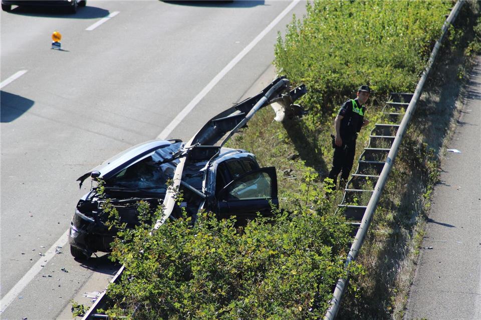 Der Wagen kam unter der Mittelleitplanke zum Stehen und musste abgeschleppt werden.Kai Moorschlatt/dpa