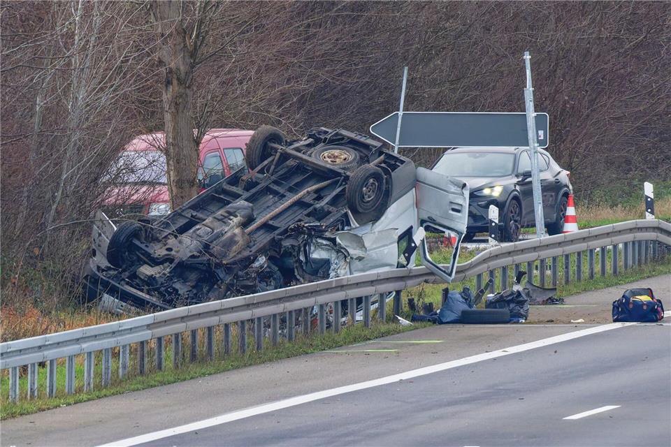Der Wagen überschlug sich und blieb auf dem Dach liegen. Henning Kaiser/dpa