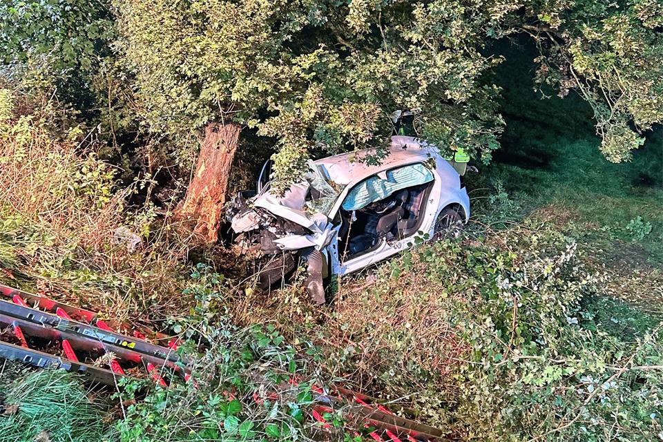 Der Wagen wurde bei dem Unfall stark beschädigt. Polizei Märkischer Kreis/dpa