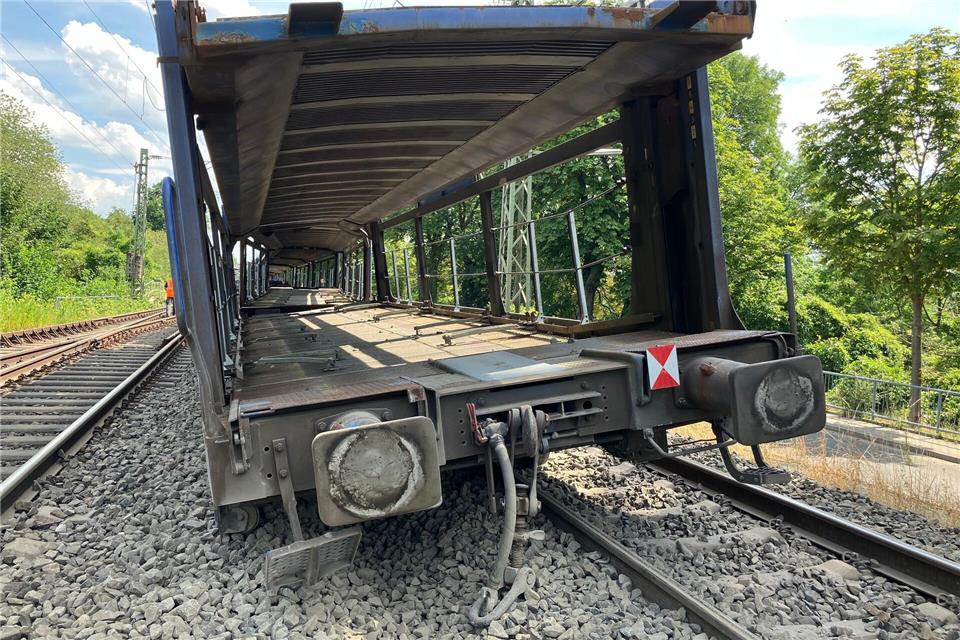 Der Waggon steht zwischen den Gleisen.Christine Schultze/dpa