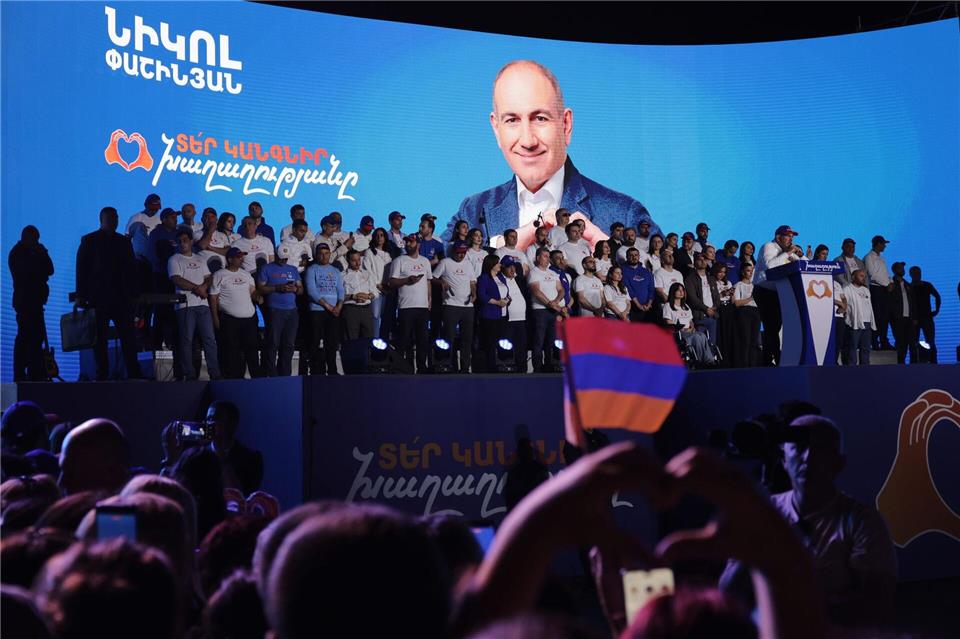 Der Wahlkampf liegt hinter Ministerpräsident Nikol Paschinjan: Wird seine Partei stark genug werden, ihm eine weitere Amtszeit zu ermöglichen? (Archivbild)Anthony Pizzoferrato/AP/dpa