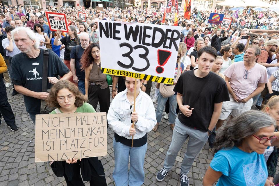 Der Wahlsieg der AfD in Sachsen-Anhalt führt auch in Hessen zu Reaktionen bis hin zu einer Demo in Frankfurt. Boris Roessler/dpa