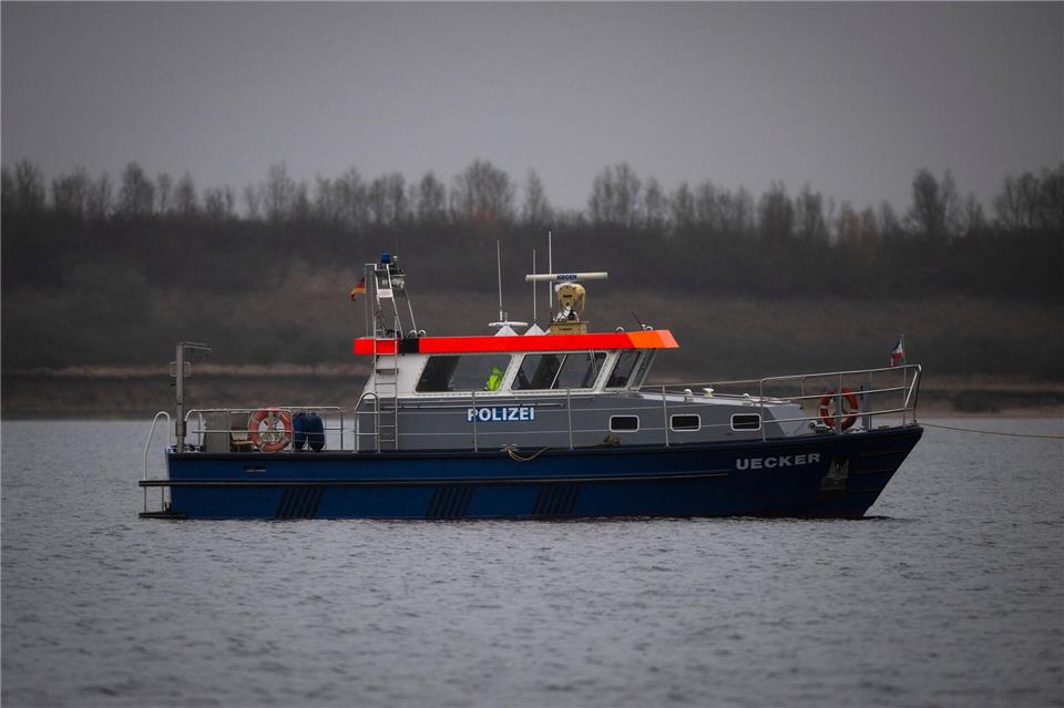 Der Wal wird von der Wasserschutzpolizei begleitet. Philip Dulian/dpa