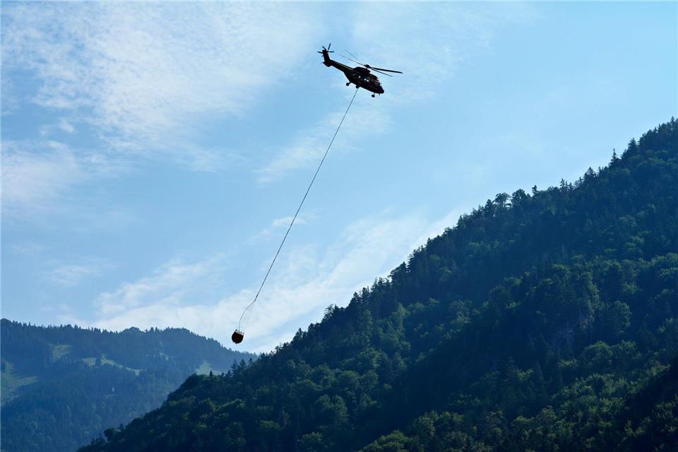 Der Waldbergbrand in den Chiemgauer Alpen wurde mit Hubschraubern gelöscht, jetzt suchen die Einsatzkräfte nach den Glutnestern. Uwe Lein/dpa