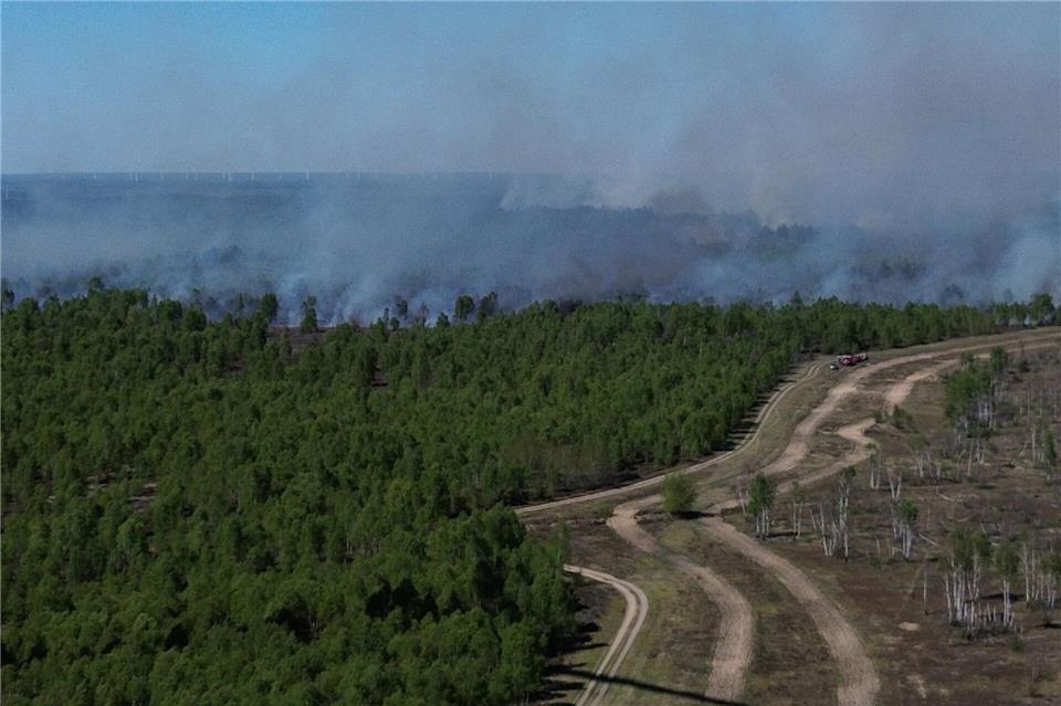 Der Waldbrand bei Jüterbog breitet sich weiter aus. Wegen Munitionsresten kann die Feuerwehr nicht direkt löschen.Manuel Genolet/dpa