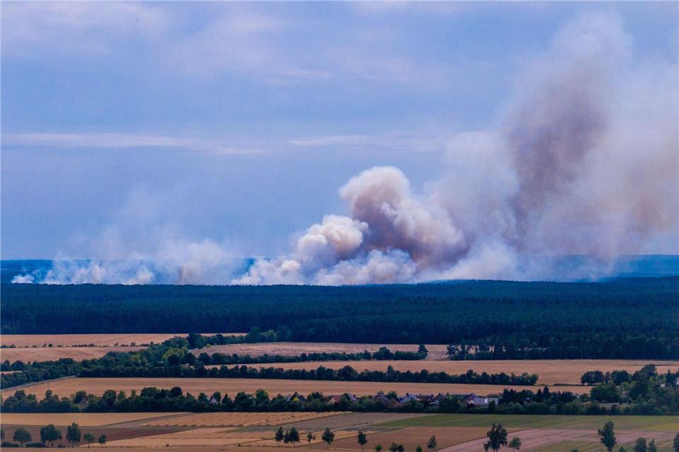 Der Waldbrand im Müritz-Nationalpark ist weithin sichtbar.Jens Büttner/dpa