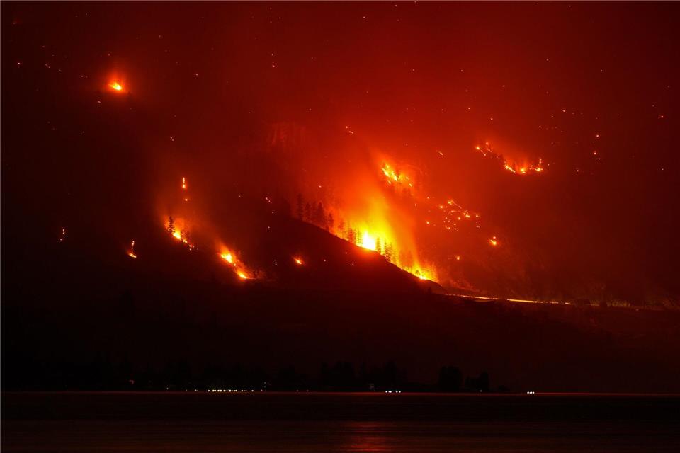 Der Waldbrand in der Bald Range in British Columbia in Kanada wütet an einem Hang.DARRYL DYCK/The Canadian Press/AP/dpa