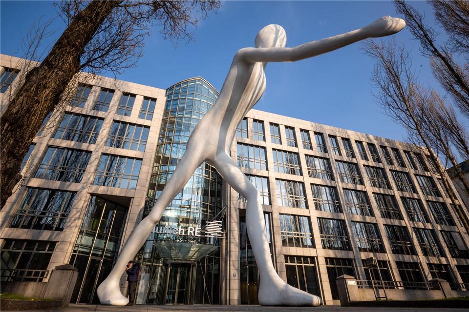 Der „Walking Man“ vor einem Verwaltungsgebäude der Munich Re im Münchner Stadtteil Schwabing marschiert voran - sinnbildlich für den Konzern, der im ersten Halbjahr gut voran kam. (Symbolbild)Peter Kneffel/dpa