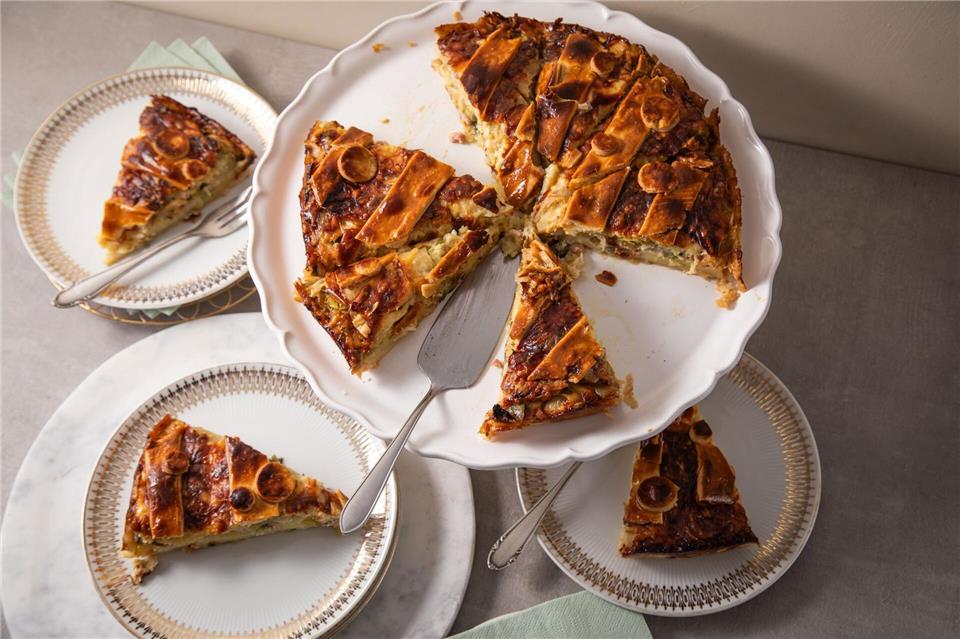 Der Walliser Gemüsekuchen mit Kartoffeln, Lauch, Apfel und Bergkäse wird Cholera genannt.Christin Klose/dpa-tmn