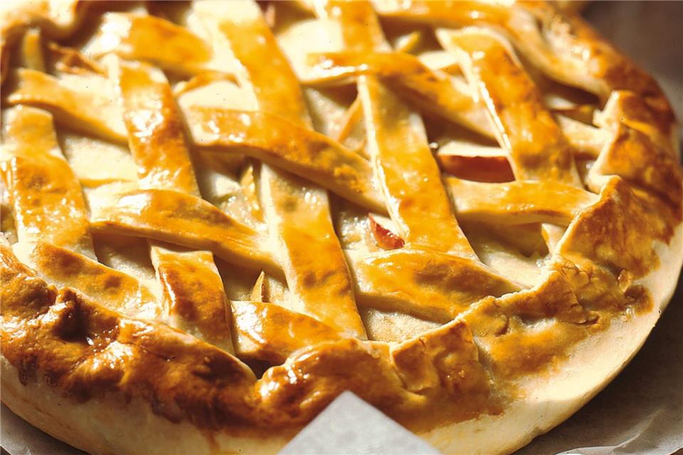 Der Walliser Gemüsekuchen wird vor dem Backen gitterartig mit Teigstreifen belegt und mit Eigelb bepinselt.www.swissmilk.ch/rezepte/dpa-tmn