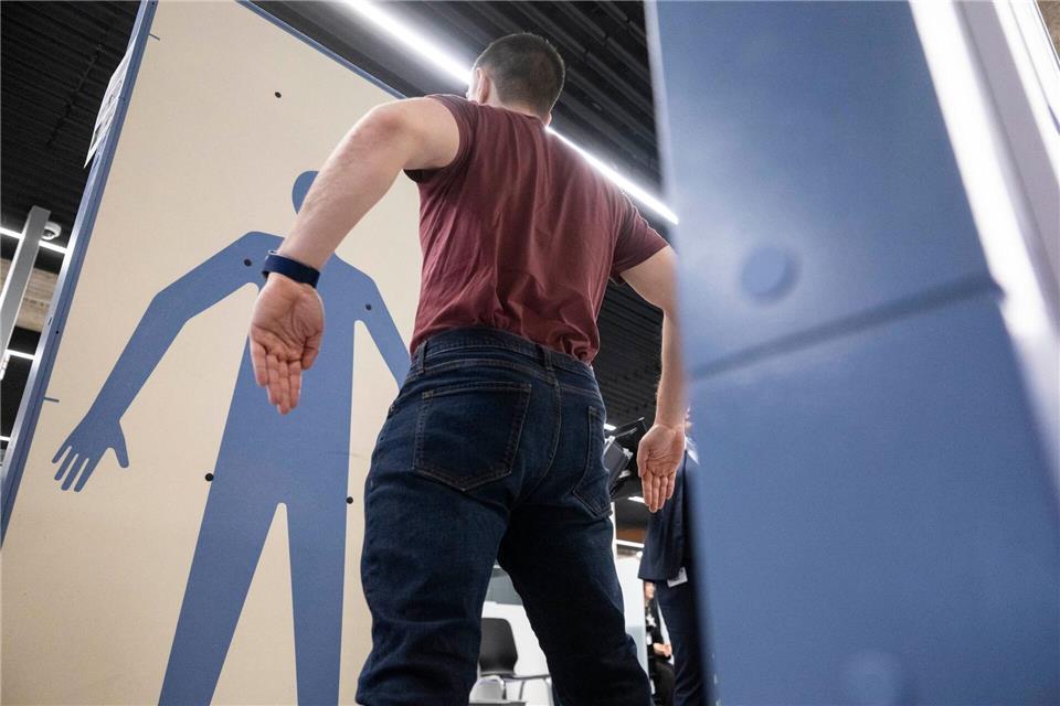 Der Wandel hin zu mehr High Tech bei der Sicherheitskontrolle am Flughafen sei alternativlos, heißt es vom Verband der Luftsicherheitsunternehmen. (Symbolbild)Marijan Murat/dpa