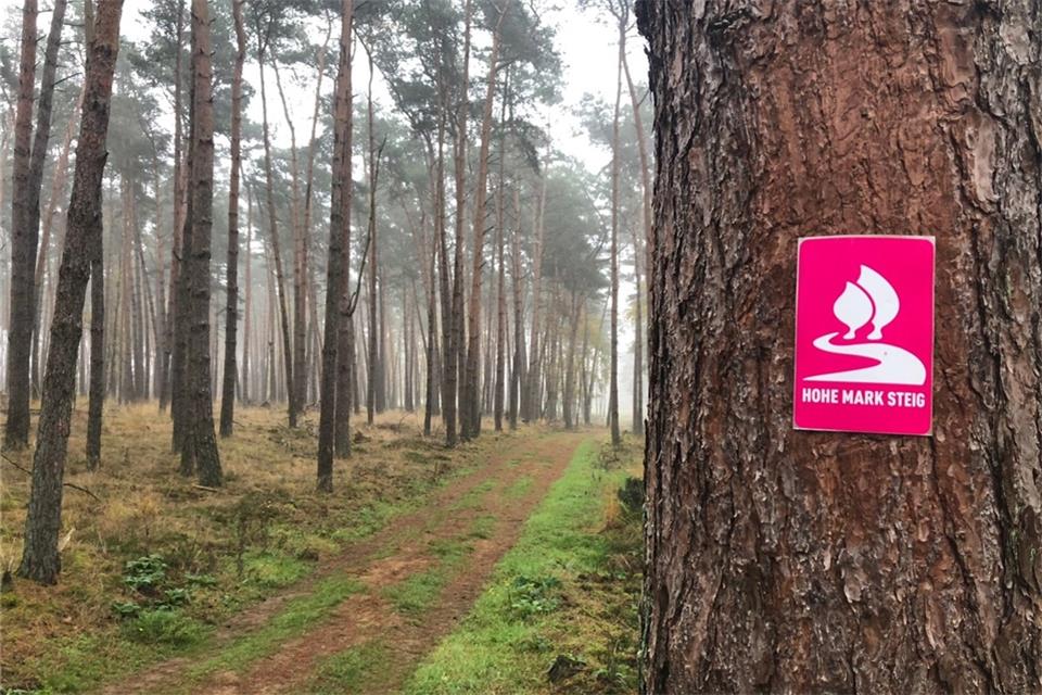 Der Wanderweg führt in sechs Etappen über eine Strecke von 137 Kilometern. Wanderer müssen magentafarbenen Wegezeichen folgen.