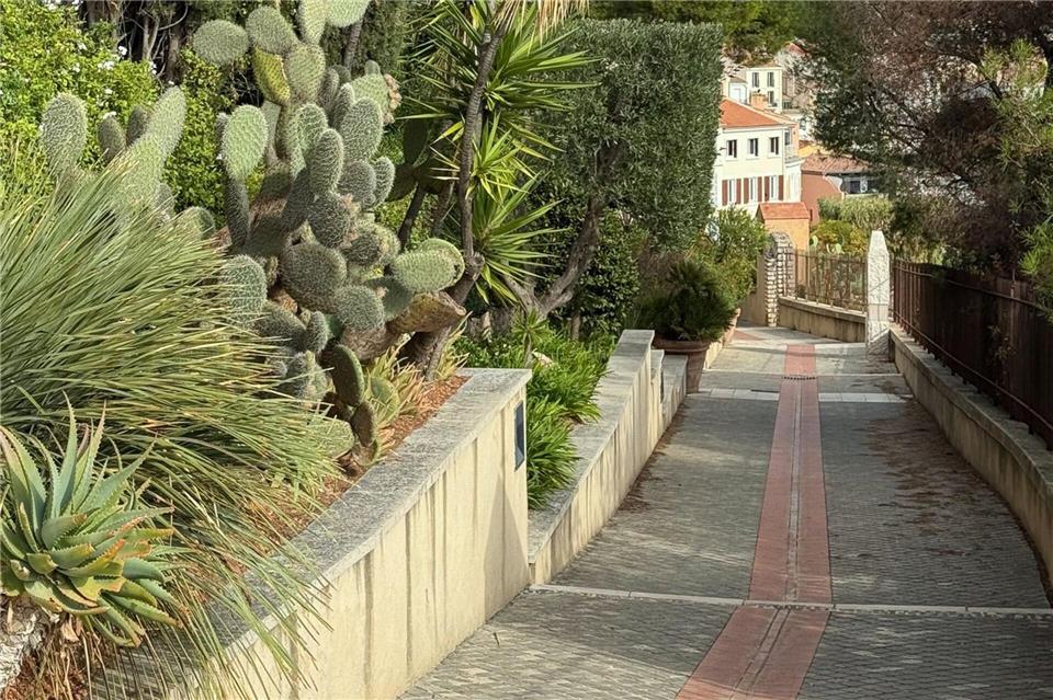 Der Wanderweg in Sanary-sur-Mer führt zu den einstigen Wohnorten der Exilanten.Ralf Johnen/dpa-tmn