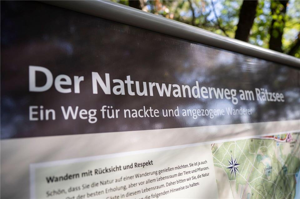 Erster FKK-Wanderweg in MV: „Eine Art Trendsportart“ Der Wanderweg liegt in der Gemeinde Wustrow an der Mecklenburgischen Seenplatte.Philip Dulian/dpa