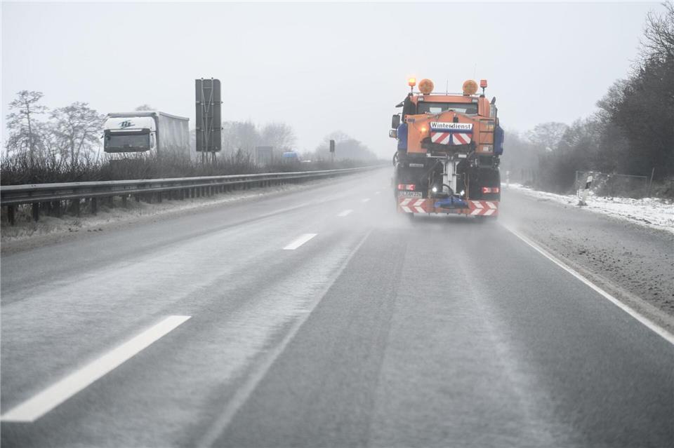 Der Warnstreik bei Straßenmeistereien betrifft auch den Winterdienst.Lars Penning/dpa