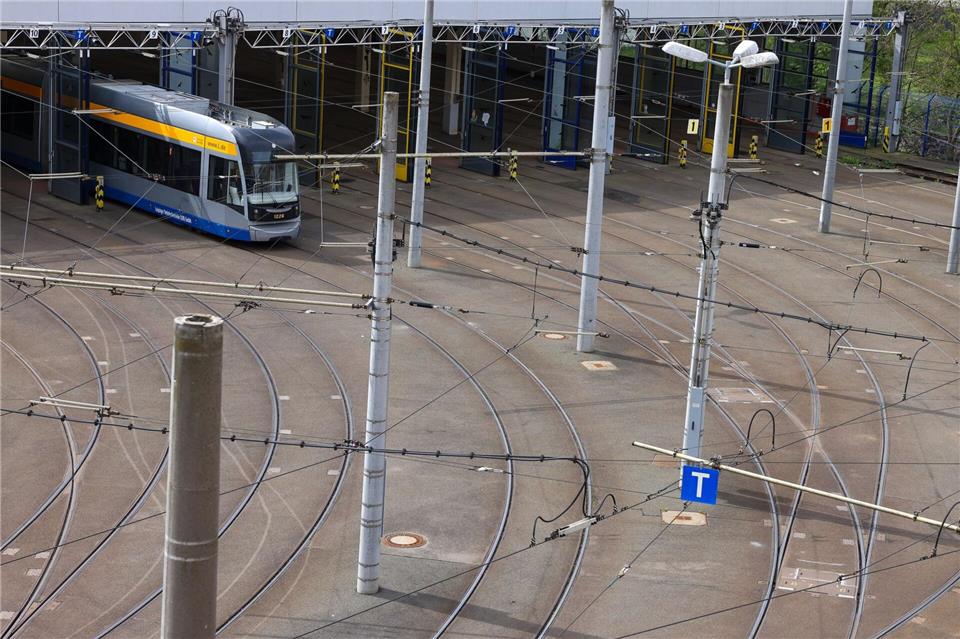 Der Warnstreik bei der LVB soll bis Montagfrüh dauern. (Archivbild)Jan Woitas/dpa