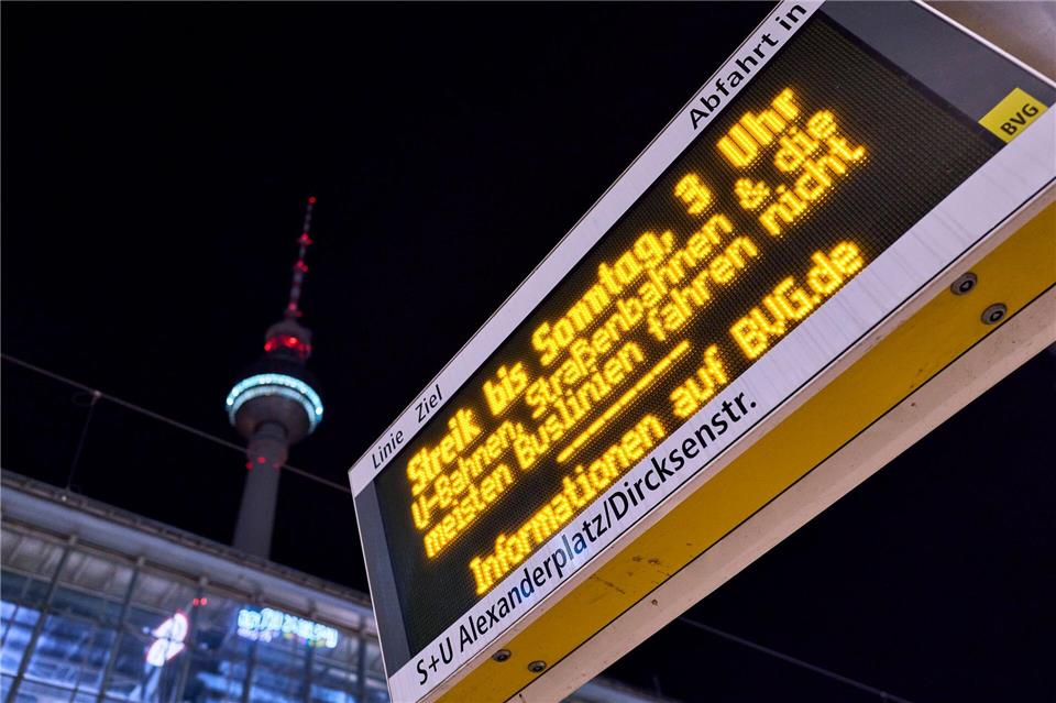 Der Warnstreik bringt in Berlin fast den gesamten Nahverkehr zum Erliegen - aber manche Busse fahren. Michael Ukas/dpa
