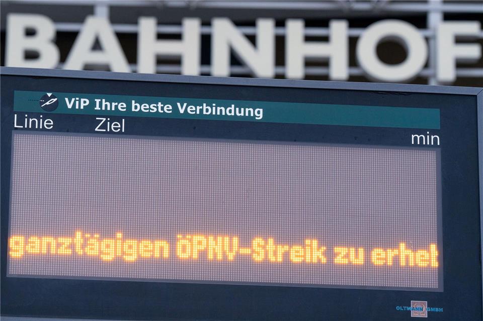 Der Warnstreik im öffentlichen Nahverkehr am Freitag wird voraussichtlich auch Auswirkungen auf die Schülerbeförderung haben (Archivbild).Georg Moritz/dpa