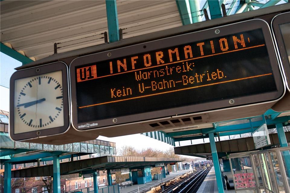 Der Warnstreik soll noch bis Sonntagfrüh, 3.00 Uhr, dauern.Daniel Bockwoldt/dpa