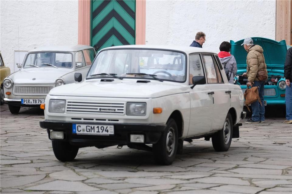 Der Wartburg fährt als DDR-Oldtimer in einer Nische. (Archivbild) Sebastian Willnow/dpa/ZB